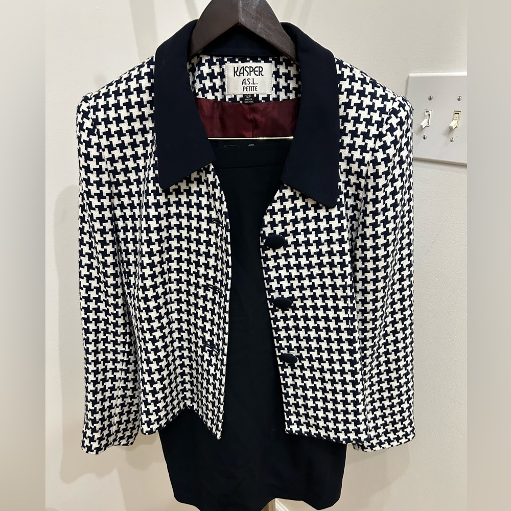 Lovely Kasper Blazer and size 6 skirt - very well tailored